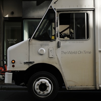 Furgoneta de recogida de alfombras